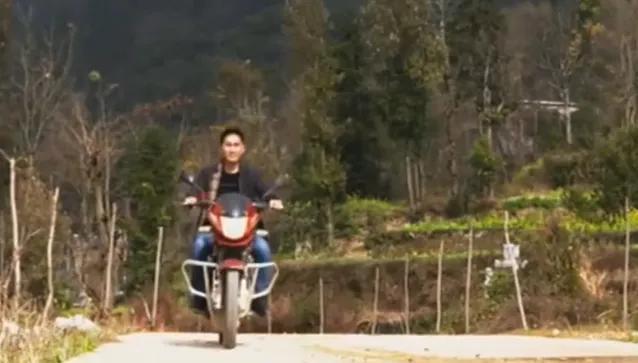 10年家访骑坏了8辆摩托车 中国式英雄