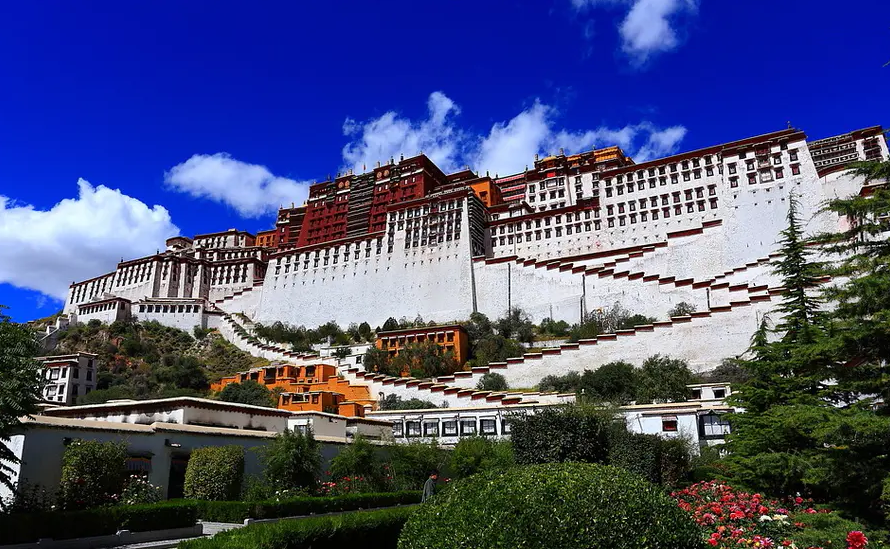 布达拉宫简介500字范文，布达拉宫特点和风格解说